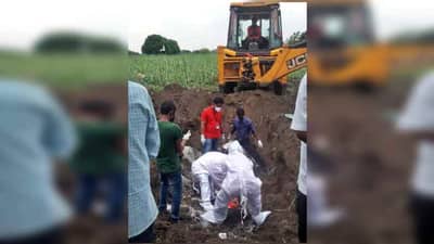 आरोग्य कर्मचाऱ्यांचा हलगर्जीपणा, लातुरात सकाळी अंत्यविधी, सायंकाळी दफन केलेला मृतदेह उकरुन काढला