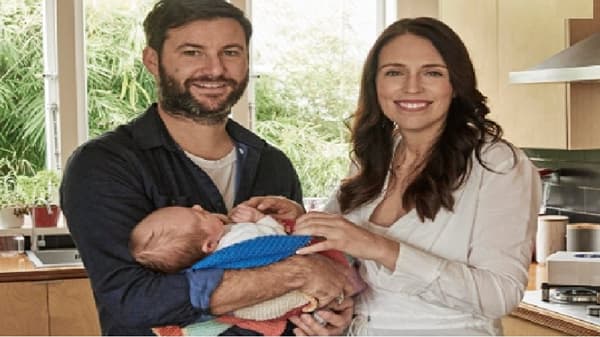 न्यूझीलंडच्या पंतप्रधान जेसिंडा अर्डर्न (Jacinda Ardern) लवकरच विवाहबंधनात अडकणार आहेत. न्यूझीलंडच्या पंतप्रधानपदी असताना जेसिंडा अर्डर्न यांनी बाळाला जन्म दिला होता. त्यावेळी त्यांचं लग्न झालं नव्हतं. सध्या त्यांची मुलगी दोन वर्षांची आहे.