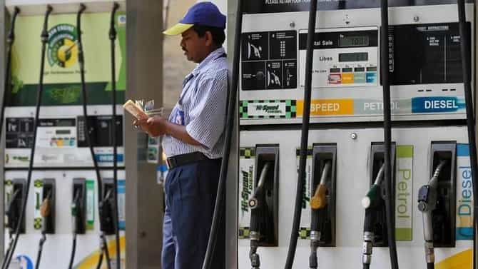 Petrol Diesel Price: डिझेलच्या किंमतीत सलग दुसऱ्या दिवशी घसरण, जाणून घ्या आजचा दर
