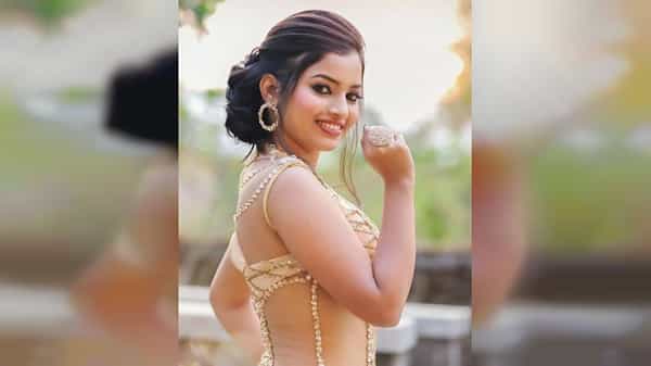 नागराज मंजुळे (Nagraj Manjule) यांचा ‘फँड्री’ (Fandry) चित्रपटातून अभिनय क्षेत्रात पर्दापण करणारी अभिनेत्री म्हणजे राजेश्वरी खरात. (Rajeshwari Kharat) आपल्या नजरेनेच चाहत्यांना प्रेमात पाडणारी राजेश्वरी खरात सोशल मीडियावर खूप सक्रिय आहे.