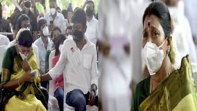 Video : मी मुथुवेल करुणानिधी स्टालिन, शब्द ऐकताच स्टालिन यांच्या पत्नीला अश्रू अनावर