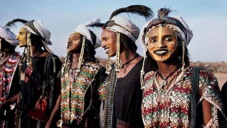 पश्चिम आफ्रिकेतील नायजेरियात एक अशी आदिवासी जमात आहे ज्यांच्यामध्ये लग्नाची एक अजब आणि आश्रर्यचकित करणारी परंपरा आहे.