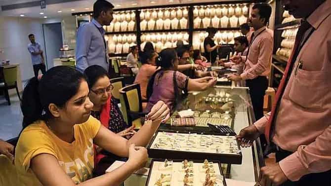 NashikGold: भाग्यदा लक्ष्मी बारम्मा, सोनं झालंय स्वस्त, धनतेरस पावणार!