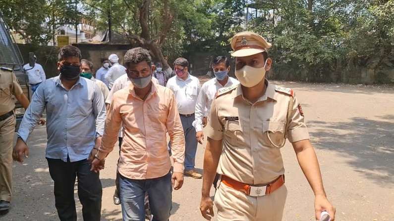 मुलासमोर व्यावसायिकाचं अपहरण, वडिलांना वाचवण्यासाठी गाडीचा पाठलाग, अवघ्या चार तासात आरोपींच्या मुसक्या आवळल्या मुलासमोर व्यावसायिकाचं अपहरण, वडिलांना वाचवण्यासाठी गाडीचा पाठलाग, अवघ्या चार तासात आरोपींच्या मुसक्या आवळल्या