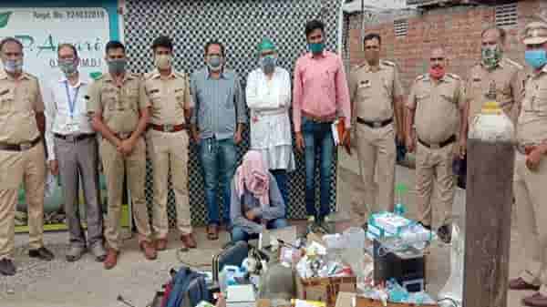 बारावी पास बोगस डॉक्टर, इंटरनेवरुन उपचार, प्रेमी युगुलांचे अवैध गर्भपात, पुस्तकं वाचून औषधं