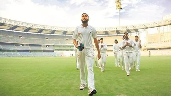आयसीसी वर्ल्ड टेस्ट चॅम्पियनशीप आणि इंग्लंड दौऱ्यासाठी शुक्रवारी टीम इंडियाची निवड करण्यात आली. मुख्य 20 खेळाडूंसह 4 राखीव अशा एकूण 24 सदस्यीय संघाची घोषणा करण्यात आली. यामध्ये अर्जन नागवासवालाचा समावेश आहे. अर्जन फर्स्ट क्लास क्रिकेटमध्ये गुजरातचे प्रतिनिधित्व करतो. अर्जनने आयपीएलच्या 14 व्या मोसमाच्या लिलावसाठी अर्ज केला होता. अर्जनची बेस प्राईज 20 लाख होती. मात्र त्यानंतरही अर्जन दुर्देवाने अनसोल्ड राहिला. अर्जनने आयपीएलच्या आधी सय्यद मुश्ताक अली स्पर्धेतील 5 सामन्यात 9 विकेट्स घेतल्या होत्या. तसेच विजय हजारे स्पर्धेतील 7 सामन्यात 19 विकेट्स घेतल्या. त्याने शानदार गोलंदाजीच्या जोरावर सेमी फायनलपर्यंत आपल्या संघाला पोहचवलं होतं.