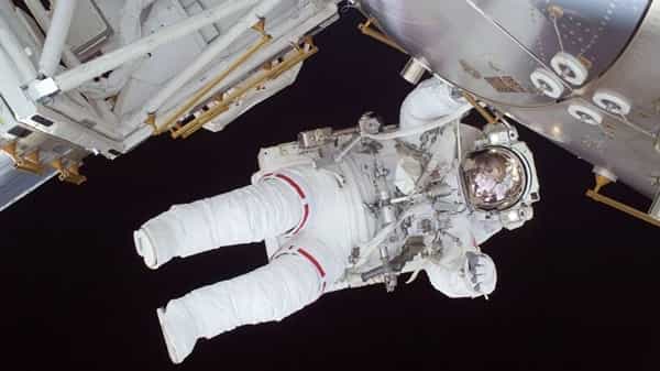 अमेरिकीची अंतराळ संशोधन संस्था नासाचं (National Aeronautics and Space Administration) नाव जगभरात प्रसिद्ध आहे. त्यांचं अद्ययावत तंत्रज्ञान आणि विकसित यंत्रसामुग्री अनेकांच्या चर्चेचा विषय असते. आज आपण नासाच्या अंतराळात चंद्रापासून मंगळापर्यंतच्या मोहिमांमध्ये वापरण्यात येणाऱ्या स्पेस सूटबद्दल जाणून घेणार आहोत.