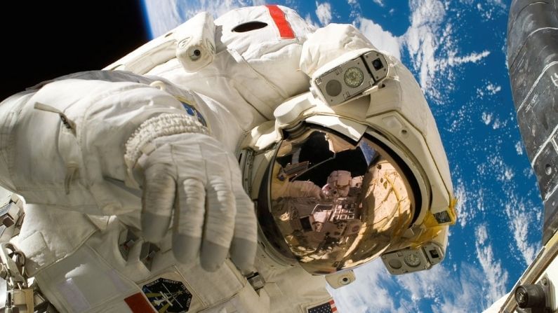 नासाच्या एका स्पेस सूटची किंमत जवळपास 87 कोटी रुपये आहे. त्यात अनेक विशेष सोयीसुविधा पुरवण्यात आलेल्या असल्याने या सूटची किंमत इतकी अधिक असते. स्पेस सूट केवळ एक सूट नसून छोटं अंतराळ यानच (स्पेस शिप) आहे (Space Suit Cost in Indian Rupees). त्यामुळेच प्रत्येक अंतराळवीर हा स्पेस सूट घालूनच अंतराळात जातो.
