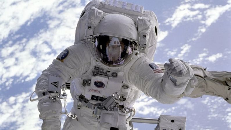स्पेस सूटला एक बॅकपॅक देखील असते (Space Suit Backpack). याचा उपयोग अतंराळवीराला सूटमध्ये ऑक्सिजन पुरवठ्यासाठी होतो. या बॅकपॅकमधील फॅनच्या मदतीने सूटमधील कार्बन डायऑक्साईड बाहेर खेचतो.