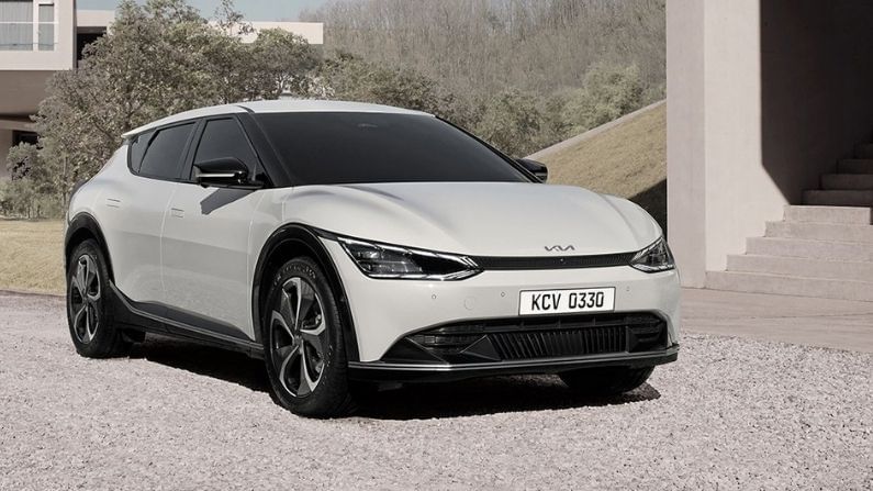 अवघ्या 18 मिनिटात 80% चार्ज, सिंगल चार्जमध्ये 510 KM रेंज, Kia च्या इलेक्ट्रिक कारसाठी ग्राहकांचा रांगा अवघ्या 18 मिनिटात 80% चार्ज, सिंगल चार्जमध्ये 510 KM रेंज, Kia च्या इलेक्ट्रिक कारसाठी ग्राहकांचा रांगा