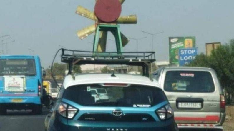 VIDEO | टाटाची E-Car चार्ज करण्यासाठी गाडीवर पवनचक्की, कारमालकाचा प्रयोग फसला? VIDEO | टाटाची E-Car चार्ज करण्यासाठी गाडीवर पवनचक्की, कारमालकाचा प्रयोग फसला?