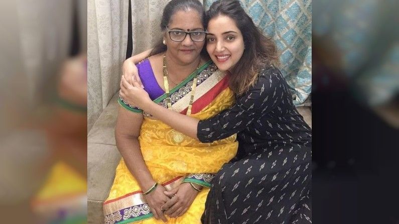 आई कुठे काय करते मालिकेतील संजना अर्थात अभिनेत्री रुपाली भोसलेनं आईला मिठी मारलेला हा सुंदर फोटो सोशल मीडियावर शेअर केला आहे. 
