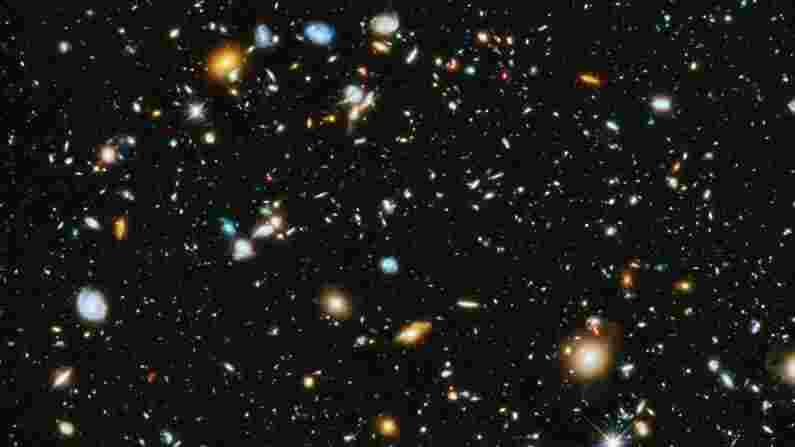 हबल अल्ट्रा दीप फील्ड : हे चित्र आतापर्यंत पाहिल्या गेलेल्या आतापर्यंतच्या सर्वात दूरच्या आकाशगंगेचे आहे. पृथ्वीपासून 10 अब्ज प्रकाश वर्षांच्या अंतरावर असलेल्या हबल अल्ट्रा दीप फील्डच्या या चित्रात सुमारे 10 हजार आकाशगंगा आहेत. खगोलशास्त्रज्ञ या खोल-अंतराळ छायाचित्रांचा प्रयोग मागचा वेळ पहाण्यासाठी आणि विश्वाच्या उत्पत्ती आणि उत्क्रांतीचा अभ्यास करण्यासाठी करतात.