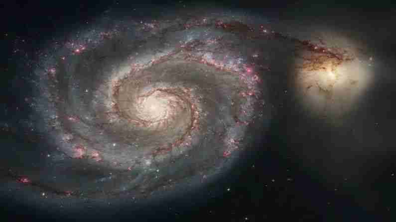 वर्लपूल गॅलेक्सी : व्हर्लपूल गॅलेक्सी (NGC 5194)कडे पाहताना असे दिसते की, जणू त्याने आपला लहान गॅलेक्सी साथी NGC 5195 ला आपल्या बाहुपाशात धरून ठेवले आहे. जरी असे दिसले की व्हर्लपूल गॅलेक्सी NGC 5195 ला गिळंकृत करीत आहे, परंतु तो त्याच्याजवळून जात आहे. हबलने घेतलेला हा फोटो 2005 मध्ये प्रसिद्ध झाला होता.