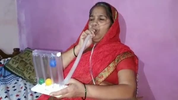 रात्री अचानक तब्येत बिघडली, कर्जाचा डोंगर उभा करुन आईला मृत्यूच्या दारातून वाचवलं, डोळ्यांमधून पाणी आणणारी कहाणी