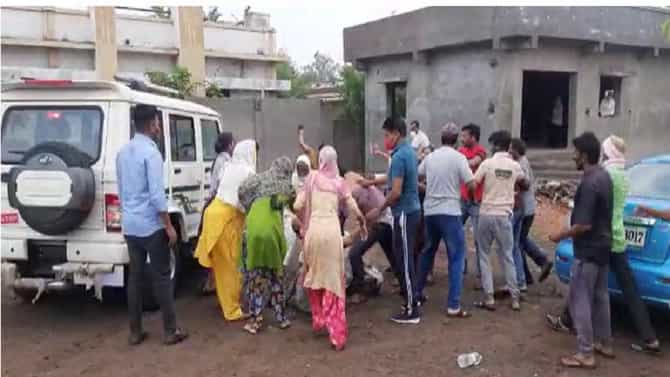 VIDEO : बीडमध्ये राडा ! पोलीस स्टेशन परिसरातच दोन गटात फ्री स्टाईल हाणामारी, महिलांनाही मारहाण