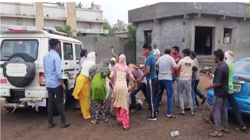 VIDEO : बीडमध्ये राडा ! पोलीस स्टेशन परिसरातच दोन गटात फ्री स्टाईल हाणामारी, महिलांनाही मारहाण