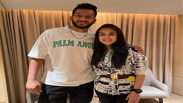प्रिती झिंटासोबत असलेला क्रिकेटपटू कोण?, फोटो शेअर करताना कमाल कॅप्शन, नेटकऱ्यांमध्ये एकच चर्चा!