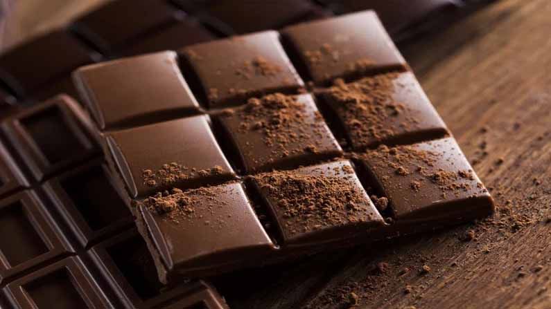 वाढलेले वजन कमी करायचे आहे? मग दिवसातून 2 वेळा खा डार्क चॉकलेट!