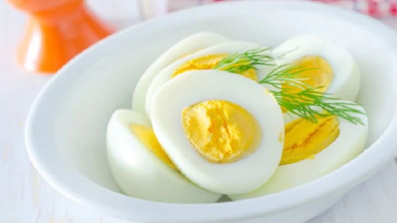 अंड्याच्या पांढर्‍या भागामध्ये मॅग्नेशियम, पोटॅशियम आणि सोडियम असते. तसेच, अंड्यातील पिवळ्या बलकमध्ये ओमेगा -3 चरबी, जीवनसत्त्वे अ, बी 12, डी, ई आणि के असतात. वजन कमी करण्यासाठी आपण आहारात अंड्याच्या या तीन खास डिशचा समावेश करू शकता.