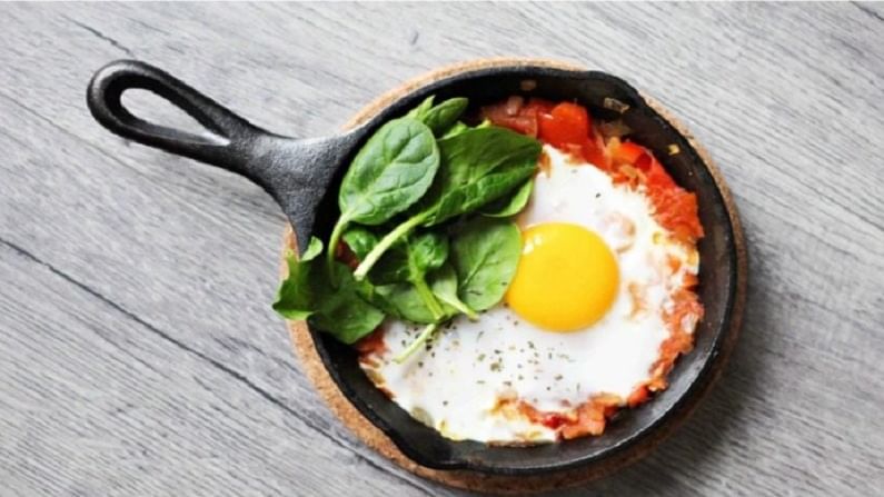 आपण अंड्याचे आॅमलेट बनवू शकता. सकाळी नाश्त्यात तुम्ही मसाला आॅमलेट खाऊ शकता. हे आरोग्यासह चवदार देखील आहे.