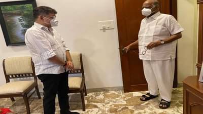 कॅन्सर पेशंटच्या नातेवाईकांसाठी द्यायच्या घरांचं काय झालं?, आव्हाड भेटीला येताच शरद पवारांचा पहिला सवाल