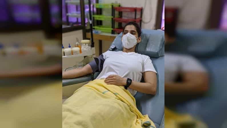 सध्या राज्यात कोरोनाचा विळखा वाढत चालला आहे. कोरोनाच्या या संकटात प्रत्येक जण जमेल ती मदत करण्यासाठी पुढे येतंय. त्यातच सध्या प्लाझ्मा आणि रक्ताची मोठी गरज राज्याला आहे. ही बाब लक्षात घेता आता तुमचे लाडके कलाकार रक्तदान करत आहेत.