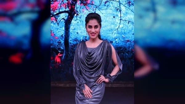 बिग बॉस फेम अभिनेत्री स्मिता गोंदकर सध्या सोशल मीडियावर नवनवीन फोटो शेअर करत असते. कधी नव्या प्रोजेक्टबद्दल तर कधी आपल्या खासगी आयुष्याबद्दल नवनवीन गोष्टी ती चाहत्यांपर्यंत पोहोचवते.