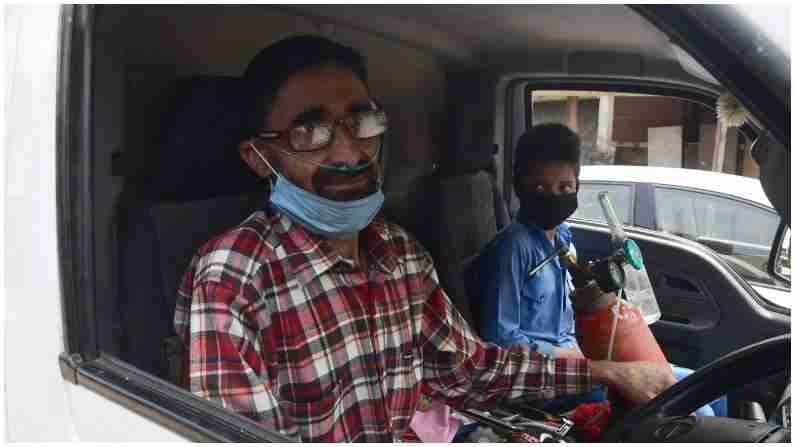 नाकात ऑक्सिजनची नळी, उरात रुग्णसेवेची बांधिलकी; श्रीनगरच्या वाहनचालकाचा महामारीत अनोखा आदर्श
