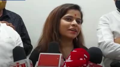 VIDEO | लसीकरण केंद्राबाहेरच कार्तिकी गायकवाड गाऊ लागली घागर घेऊन निघाली...