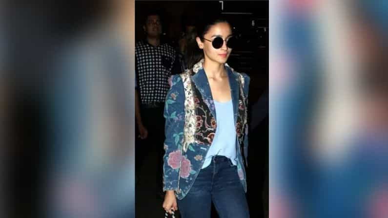 आलिया भट्टनं एअरपोर्ट लूकसाठी फ्लोरल डेनिम जॅकेट डार्क ब्लू जीन्ससह पेअर केलेलं पाहायला मिळालं. यासह तिने गोल गळ्याचा टी-शर्ट कॅरी केला आहे. आलियानं आपला लूक पांढरा स्नीकर्स, ब्लॅक गॉगल आणि मस्टर्ड रंगाच्या बॅगसोबत पूर्ण केला. तिचा हा लूक तिच्या चाहत्यांना खूप आवडला.