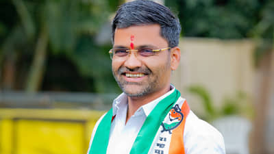 बालपणी बाळासाहेब ठाकरेंनी डोक्यावर हात ठेवला, आता पवारांचे आशीर्वाद; आमदार लंकेंची चर्चा तर होणारच!