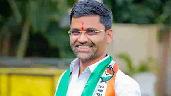 बालपणी बाळासाहेब ठाकरेंनी डोक्यावर हात ठेवला, आता पवारांचे आशीर्वाद; आमदार लंकेंची चर्चा तर होणारच!