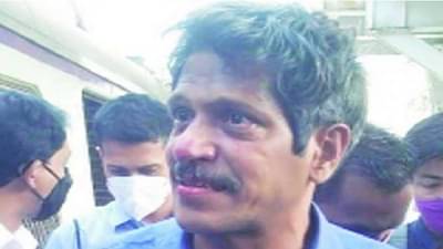 लोकलमध्ये मंत्रालय कर्मचाऱ्यावर महिलेसह चौघांचा हल्ला, प्रवाशानेच बहादुरीने एकाला पकडले