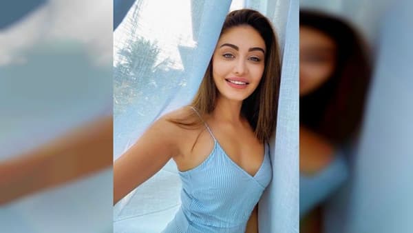 अभिनेत्री शेफाली जरीवाला 'कांटा लगा' या गाण्यासाठी ओळखली जाते. या गाण्यामुळे तिला जास्त प्रसिद्धी मिळाली. नुकतंच तिनं सोशल मिडियावर काही सुंदर फोटो शेअर केले आहेत.
