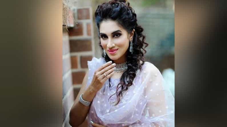 बिग बॉस फेम अभिनेत्री स्मिता गोंदकर नेहमी वेगळ्या आणि हटके अंदाजात चाहत्यांशी कनेक्ट होताना दिसतेय. आता ईदच्या निमित्तानं तिनं एक सुंदर फोटोशूट केलं आहे.