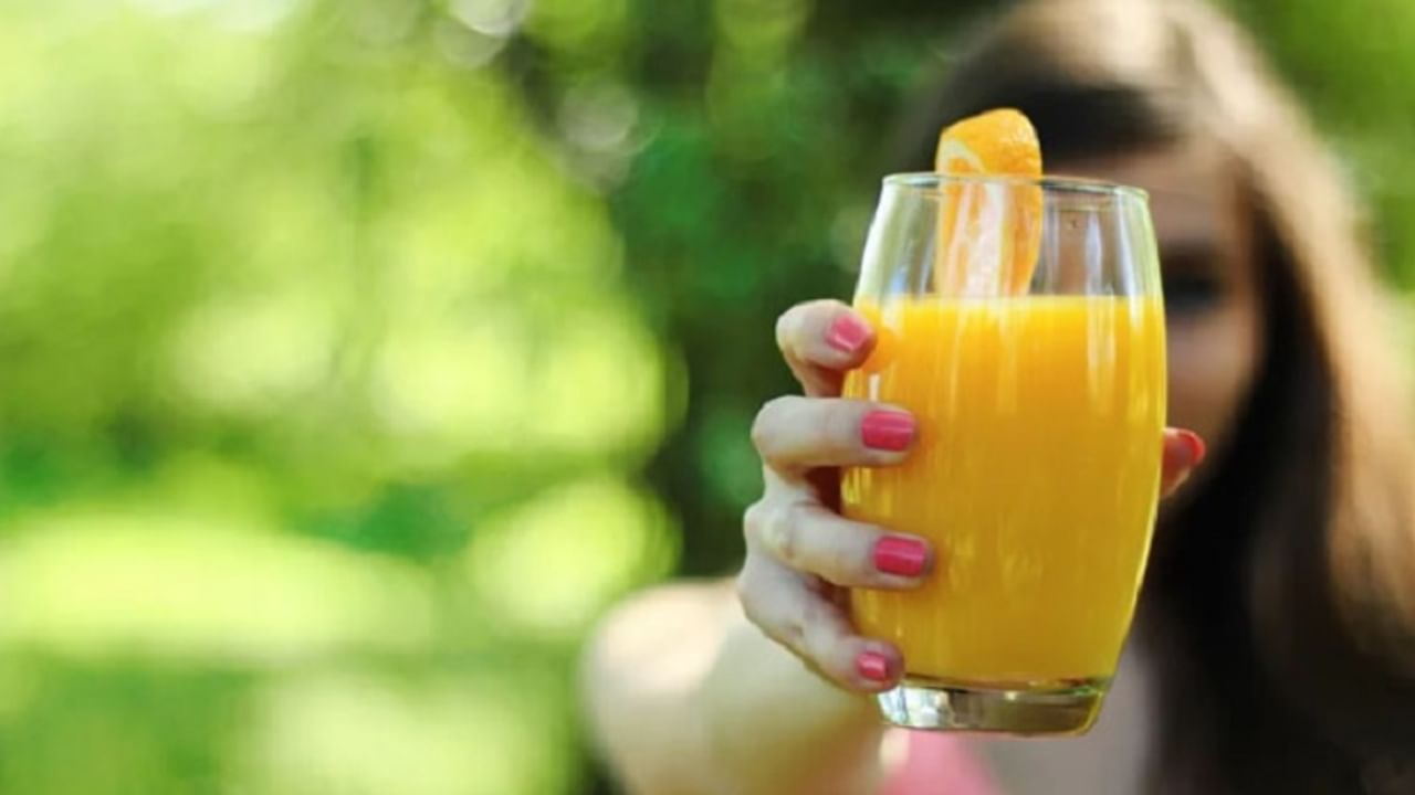 संत्राच्या रसात व्हिटॅमिन सी जास्त असते. हे शरीर उत्साही करते. म्हणून, वर्कआउटनंतर आपण संत्रीचा रस घेतला पाहिजे. 