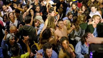 जिंकून दाखवलं! रस्त्यावर उतरून किस, दारु पार्टी, फटाके फोडले; सहा महिन्यांचा लॉकडाऊन संपताच या देशात जल्लोष