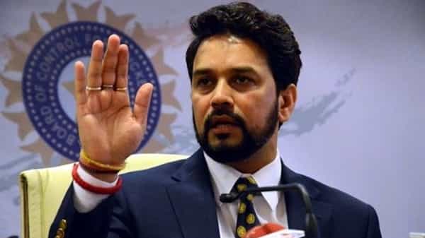 क्रिकेट आणि राजकीय क्षेत्राचा गेल्या अनेक वर्षांपासूनचा संबंध आहे. अनेक खेळाडूंनी क्रिकेटला रामराम ठोकल्यानंतर राजकीय खेळपट्टीवर जोरदार बॅटिंग केली आहे. मात्र माजी बीसीसीआय अध्यक्ष अनुराग ठाकूर यांचा क्रिकेट ते राजकारणापर्यंतचा प्रवास जरा वेगळा आहे. लहानपणापासून क्रिकेटचं वेड असलेल्या अनुराग यांनी रणजीमध्ये केवळ एकमेव सामना खेळला आहे. तिथपासून अनुरागने जगातील सर्वात श्रीमंत असलेल्या क्रिकेट बोर्ड अर्थात बीसीसीआयचं अध्यक्षपद भूषवलं आहे.