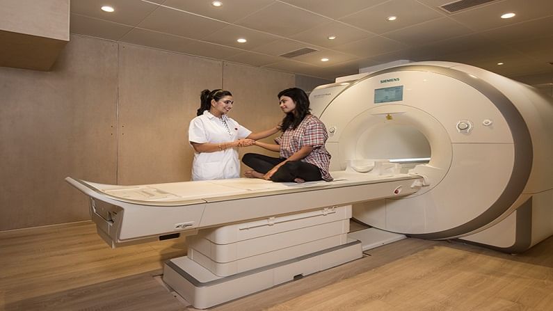 MRI आणि CT Scan मध्ये अंतर काय? दोन्ही मशीनमधील टेस्टची जोखीमही जाणून घ्या MRI आणि CT Scan मध्ये अंतर काय? दोन्ही मशीनमधील टेस्टची जोखीमही जाणून घ्या