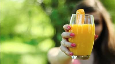 चेहऱ्यावरील काळ्या डागांची समस्या दूर करण्यासाठी मोसंबीचा रस फायदेशीर, वाचा!