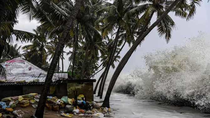 Cyclone Tauktae Tracker and Updates : रत्नागिरीत मुसळधार पावसाला सुरुवात, अनेक भागात वीजपुरवठा खंडित