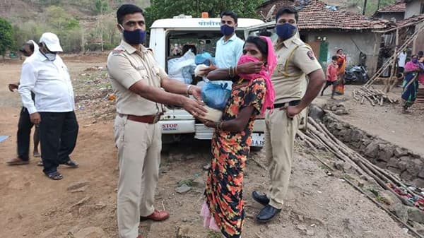 महाड MIDC पोलीस ठाणेच्या वतीने हद्दीतील कांबळे तर्फे महाड (इसाने कांबळे) येथील शिंदेकोंड आदिवासी वाडी येथील 25 गरजू आदिवासी कुटुंबाना जीवनावश्यक वस्तूंचे वाटप करण्यात आले.