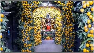 तब्बल 7 हजार हापूस आंब्यांचे दान, पाहा विठ्ठल रुक्मिणी मंदिराची डोळ्याचं पारणं फेडणारी सजावट