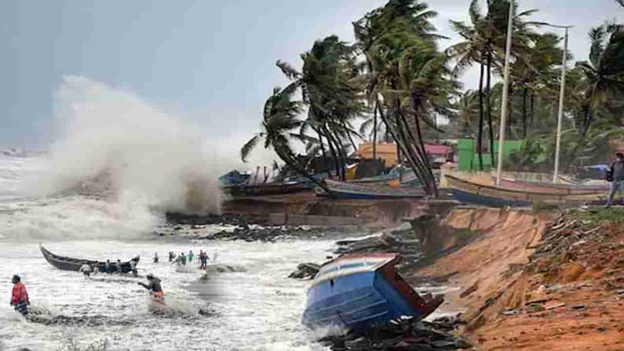 Cyclone Tauktae Tracker LIVE Updates | मुंबईमध्ये चक्रीवादळाचा धोका टळला, समुद्र किनाऱ्यावर वाऱ्यासह रिमझिम पाऊस