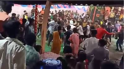 VIDEO | हळद समारंभातच तुफान राडा, दारु पिऊन विरारमध्ये गावकऱ्यांची फ्री स्टाईल हाणामारी