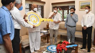 कॅन्सर रुग्णांच्या नातेवाईकांच्या निवाऱ्यासाठी म्हाडाची घरे; पवारांनी दिल्या टाटा रुग्णालयाला चाव्या