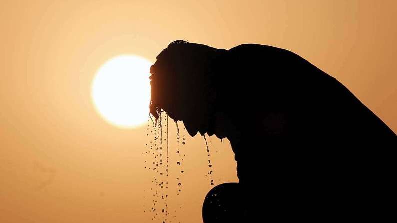 उन्हाळ्यात काळ्या किंवा गडद रंगाचे कपडे का वापरु नये? जाणून घ्या Interesting कारण उन्हाळ्यात काळ्या किंवा गडद रंगाचे कपडे का वापरु नये? जाणून घ्या Interesting कारण