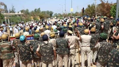 Farmers Protest : कृषी कायद्याविरोधात संघर्ष सुरूच, मुख्यमंत्री खट्टर यांच्याविरोधातील शेतकऱ्यांवर लाठीचार्ज, अनेकजण जखमी