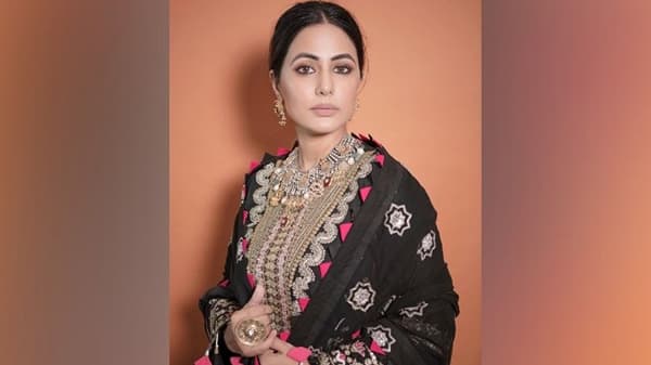 बॉलिवूड अभिनेत्री हीना खान गेले अनेक दिवस सोशल मीडियापासून लांब होती. वडिलांचं निधन झाल्यानंतर हीनाची कोरोना चाचणीसुद्धा पॉझिटिव्ह आली.